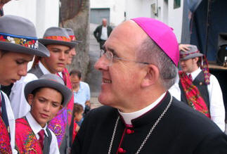 Excmo y Rvmo Sr. Arzobispo de Oviedo, actualmente de Valencia