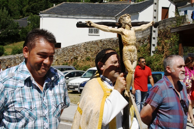 El Sr. Alcalde pedaneo de Tablado acompañando el Cristo