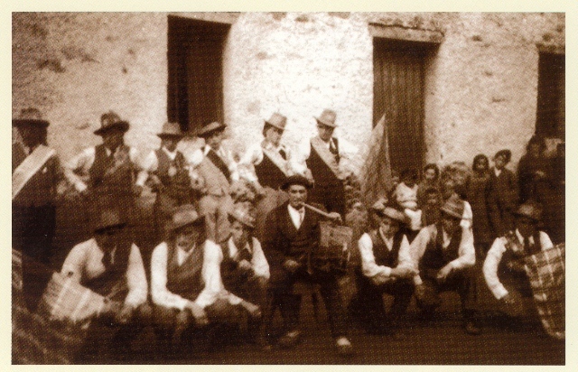 El tío Vitán con los danzantes de Tablado. 1930